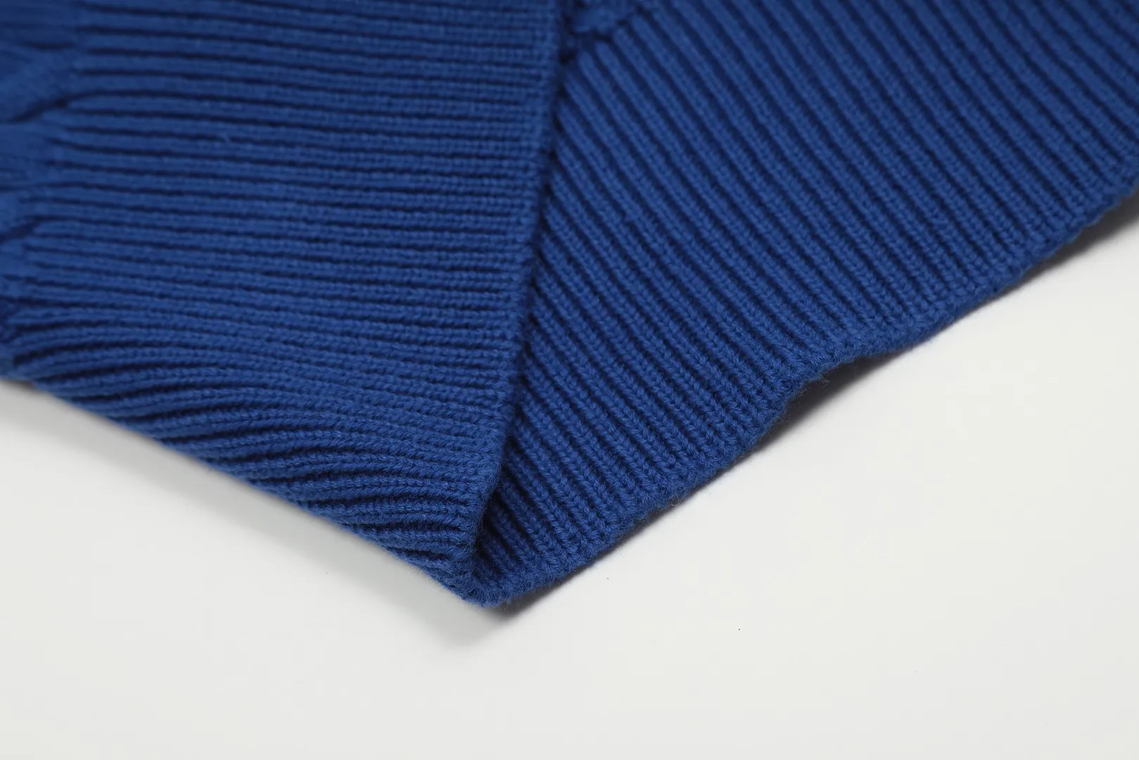 🅿️176 "Top quality" Style number: DS021# (not off the shelves all year round) [Ralph Lauren round neck cardigan solid color pony embroidered logo knitted short sleeves] ✅Ralph Lauren classic basic versatile all-season cardigan knitted short sleeves ✅Main supplier platform live broadcast Wholesale entities Replenish when out of stock Not off the shelves ✅ZP quality 1:1 version Scan the code to enter the GF website Counter quality ✅Details and quality are the only one in Guangzhou. Imported quality cotton yarn, focusing on high-end, cost-effective. Needless to say good quality. ✅The version is restored to the original order. The maximum size can be worn up to 160 pounds. Loose, comfortable and stress-free.